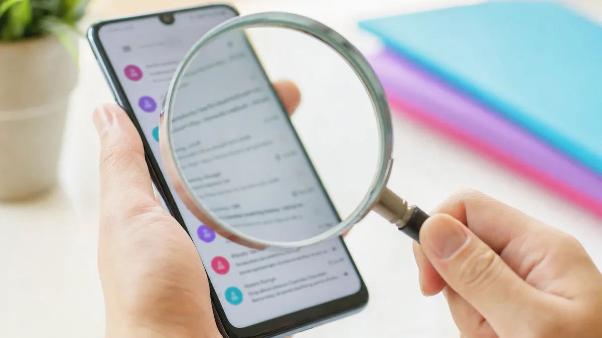 Absenderadresse einer Phishing-Mail genau prüfen als Schutz vor KI-Betrug