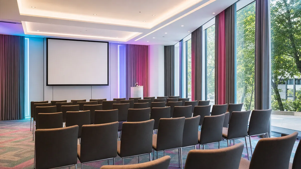 Klassisches Vertriebstraining im Seminarraum eines Hotels mit Flipchart und Gruppenrunde